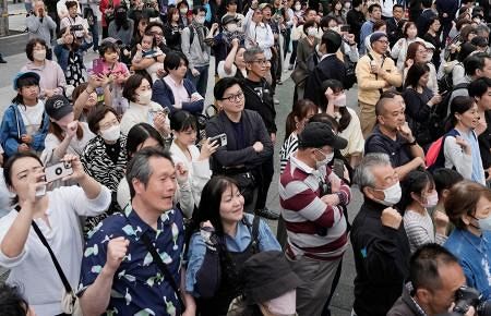 　衆院東京１５区で街頭演説に集まった聴衆＝２１日午後、東京都江東区