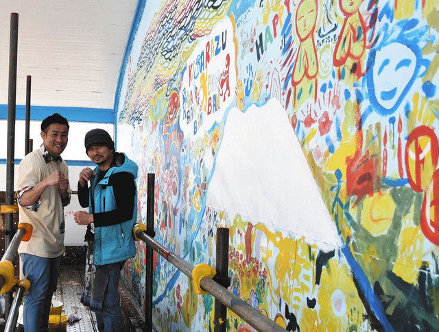 生まれ育った木更津の旧銭湯で、子どもたちと壁画を描いた竹内裕二さん（左）
