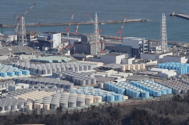 タンク約1000基が立ち並ぶ福島第一原発＝福島県大熊町で（本社ヘリ「おおづる」から）