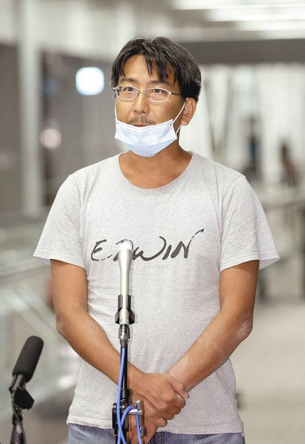 ミャンマーでの収監から解放され、成田空港に到着し取材に応じるフリージャーナリスト北角裕樹さん＝１４日午後１０時３４分