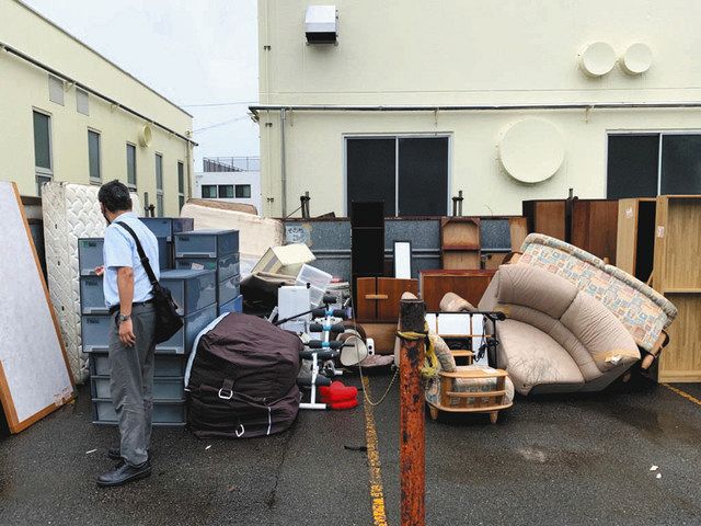 多摩生活環境事業所に置かれた粗大ごみ。リユースに向けて屋根付き倉庫での保管へ切り替えを予定している＝多摩区で、市提供 