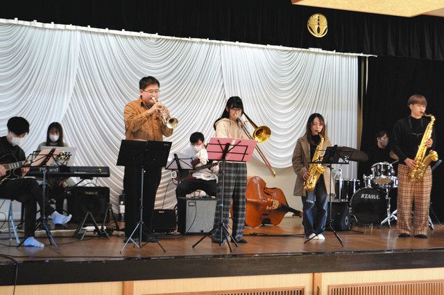 演奏する学生たち＝桐生市で
