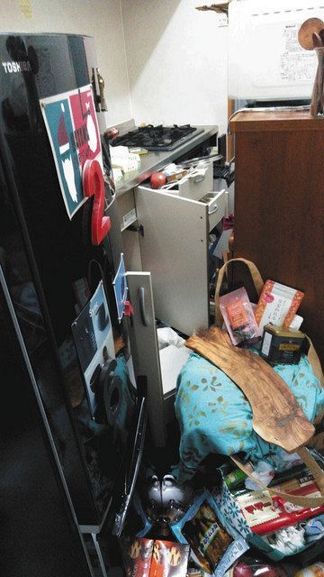 痛いっ！」横揺れでベッドから振り落とされ、なだれのように棚から本が