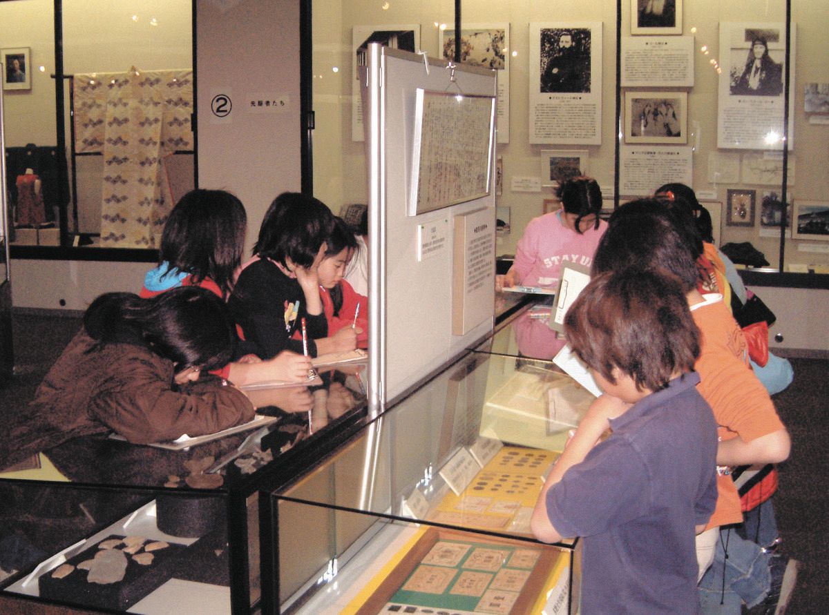 高松宮記念ハンセン病資料館（当時）で学習する児童ら＝2004年、東京都東村山市で（佐久間さん提供）