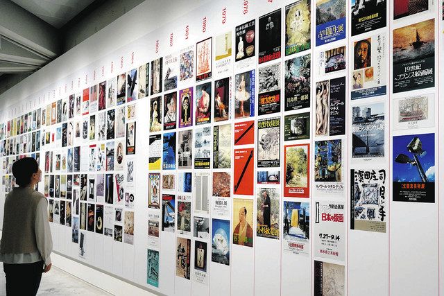 壁一面に過去の企画展ポスターが並ぶ＝宇都宮市で
