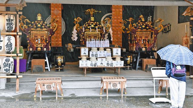 神輿庫が開けられ、姿をみせた３基の宮神輿＝いずれも台東区で
