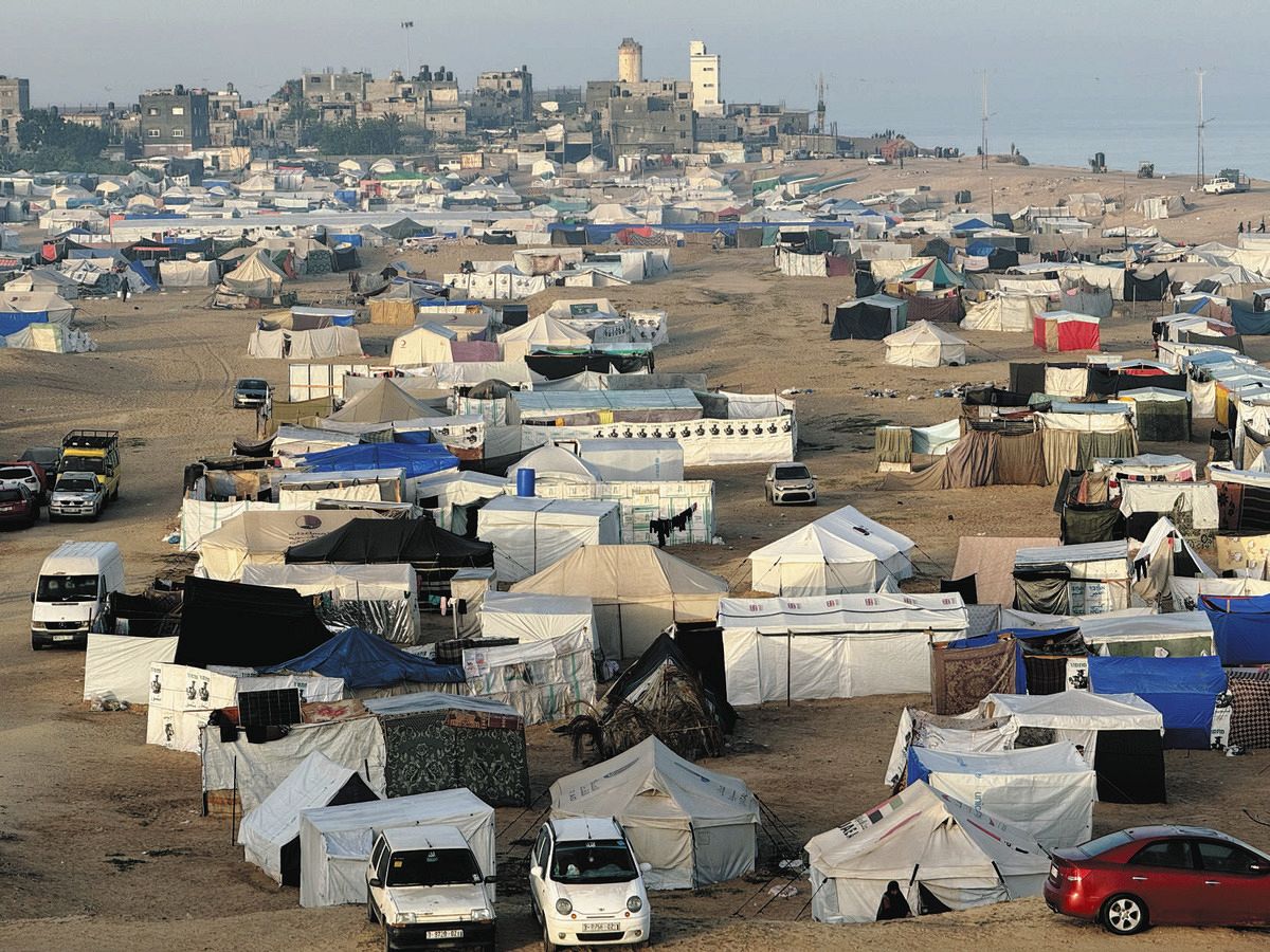 ガザ最南部ラファの海岸線に並ぶ避難者のテント＝3月下旬（清田明宏氏提供）