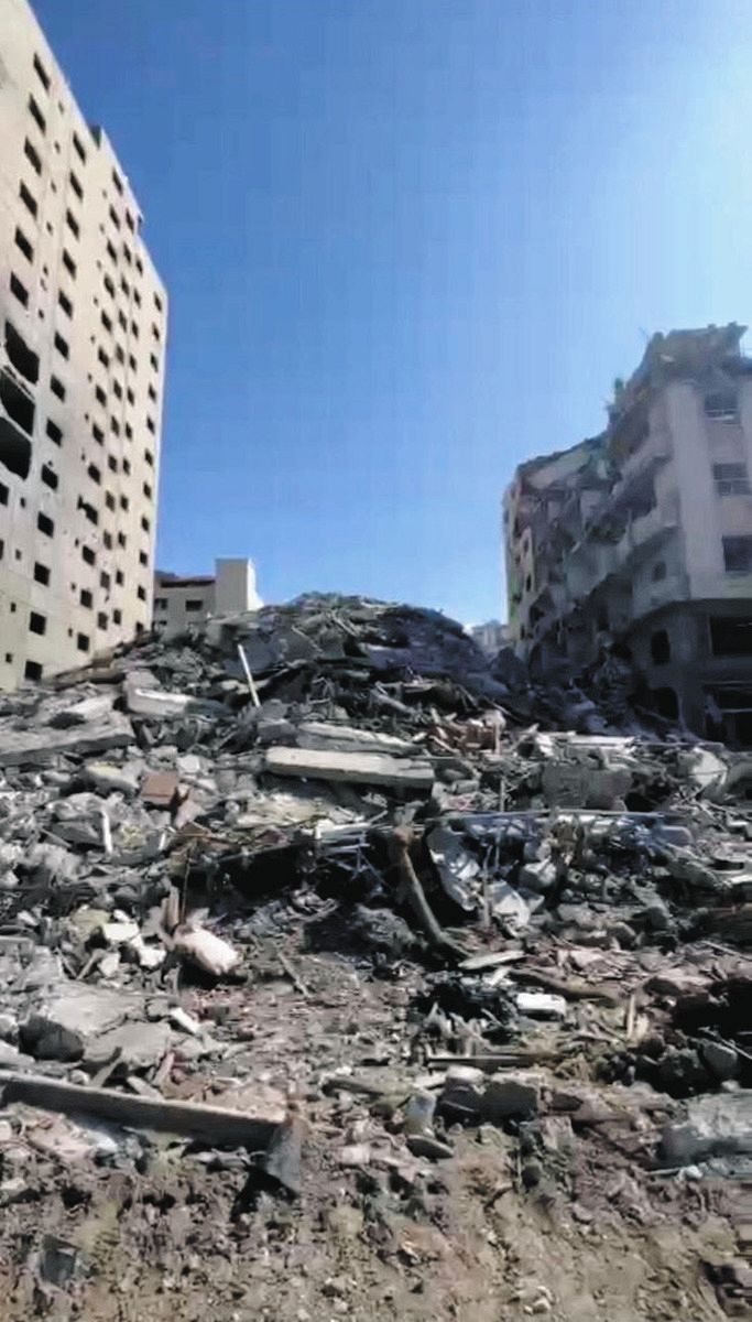 ガザ北部ガザ市で2月16日、イスラエル軍の空爆を受け倒壊した建物＝現地住民撮影、大沢みずほ氏提供