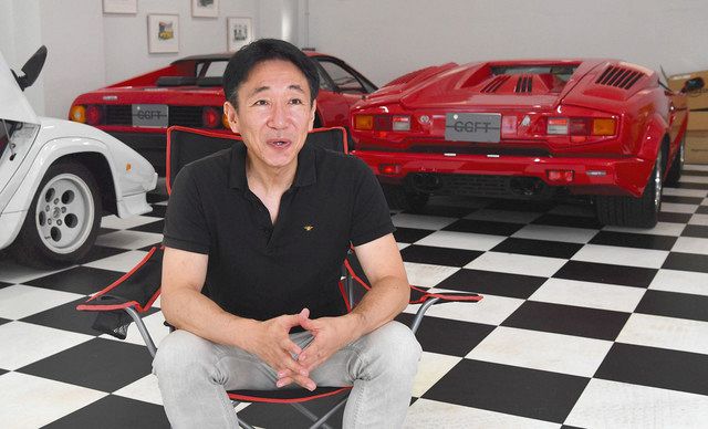 コレクションに囲まれ、「ものづくりへの夢、憧れがスーパーカーには　詰まっている」と話す赤間保さん＝江東区で