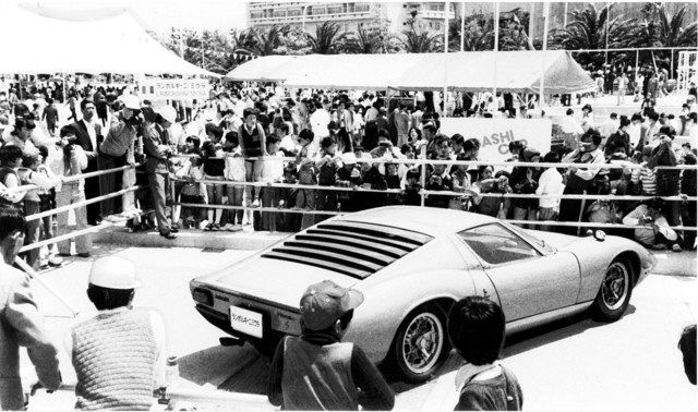 １９７０年代、スーパーカーショーには子どもたちが詰めかけた。写真はランボルギーニ・ミウラ
