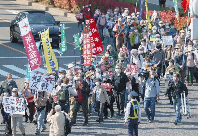 デモ行進する集会の参加者たち＝いずれも東京都江東区で