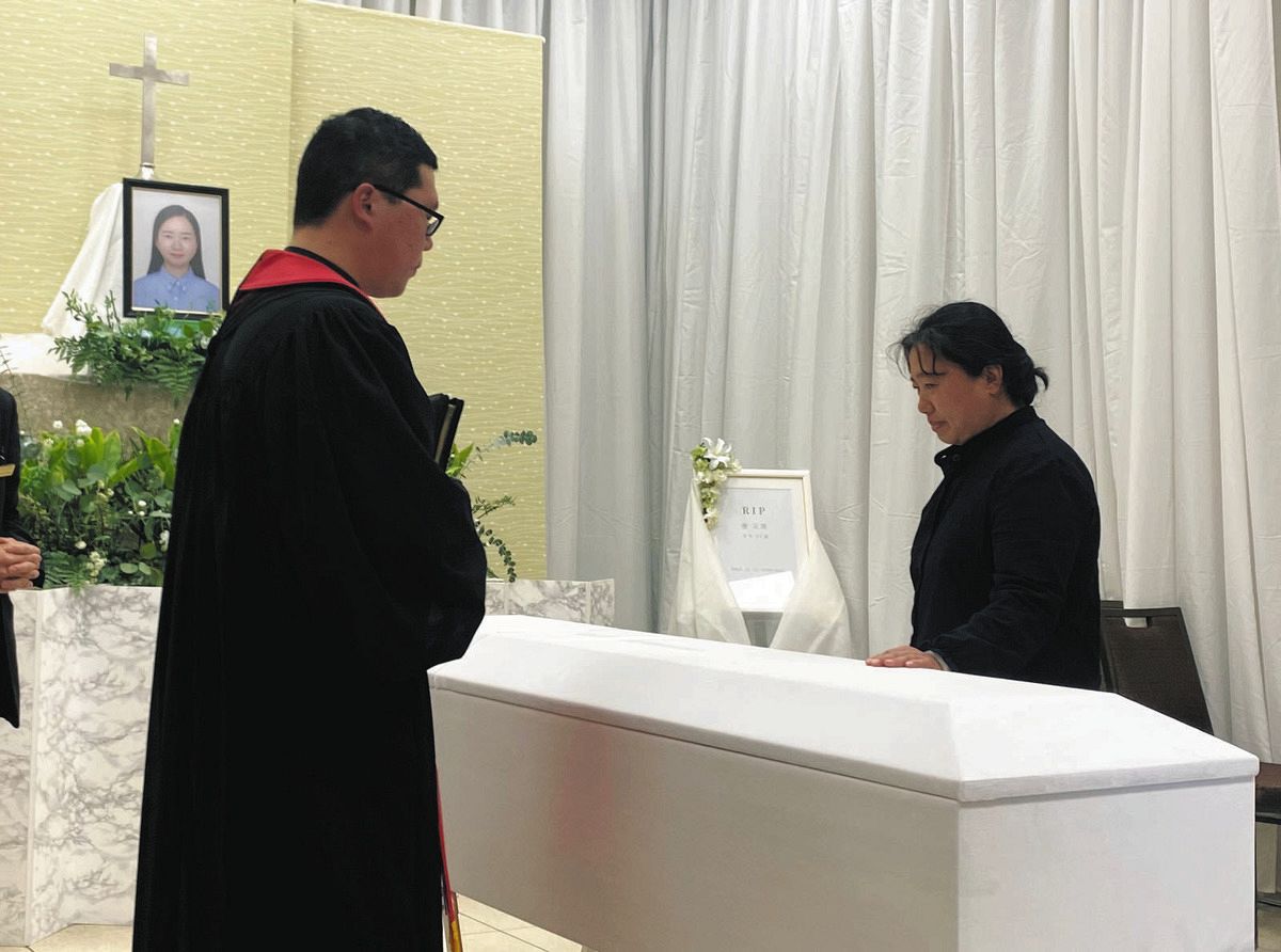 2日、東京都内の葬儀場で営まれた唐正琪さんの葬儀。母（右）はひつぎをいつまでもなでていた＝中沢穣撮影