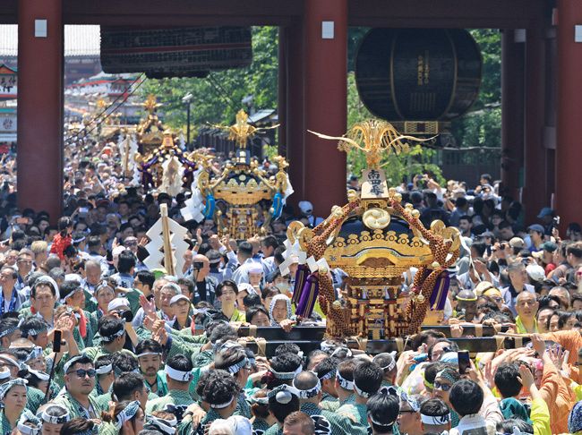 神輿　20号 三社祭2日目 「子之宮」 44町会神輿「渡御」：東京新聞デジタル