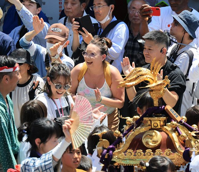 三社祭2日目 「子之宮」 44町会神輿「渡御」：東京新聞デジタル