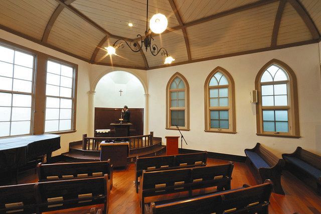 １９１９年に建てられた根津教会の礼拝堂。扇形に配置された長いすや曲線を描く天井に特徴がある＝文京区根津で
