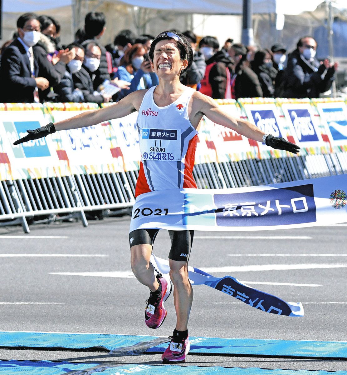 2022年の東京マラソンで日本勢トップの4位でゴールする鈴木健吾
