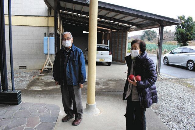 自宅前でたたずむ木幡堯男さん（左）、孝子さん夫妻。季節の移ろいは、東京にいたころより身近に感じられるという＝福島県南相馬市小高区で