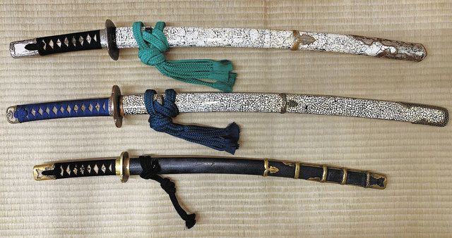 「引窓」濡髪長五郎の刀（上）、「角力場」放駒長吉の刀（中）。俠客（きょうかく）が差す一本差しの刀（下）と並べると太くて長く、提緒も大ぶり（取材協力＝藤浪小道具）