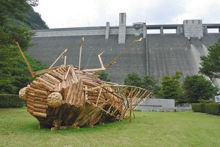 石坂孝雄さんの「夏の終わりに」。巨大なセミが見る人を驚かせる＝日向見公園で