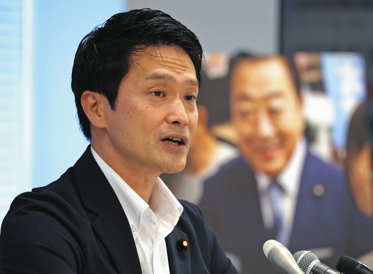 立憲民主党の臨時常任幹事会を終え、記者会見する小川幹事長＝国会で（佐藤哲紀撮影）