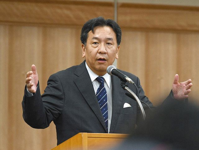 合流新党の新代表に選ばれ、記者会見で質問に答える枝野幸男代表