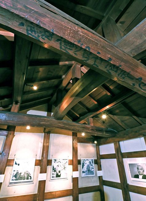 「慶応４戊辰年･･･」と描かれた梁が残る土蔵の２階部分