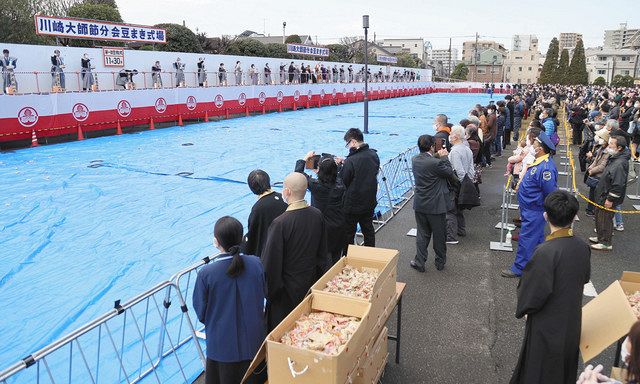 間隔空けて 福は内 川崎大師 終了後に福豆手渡し 東京新聞 Tokyo Web