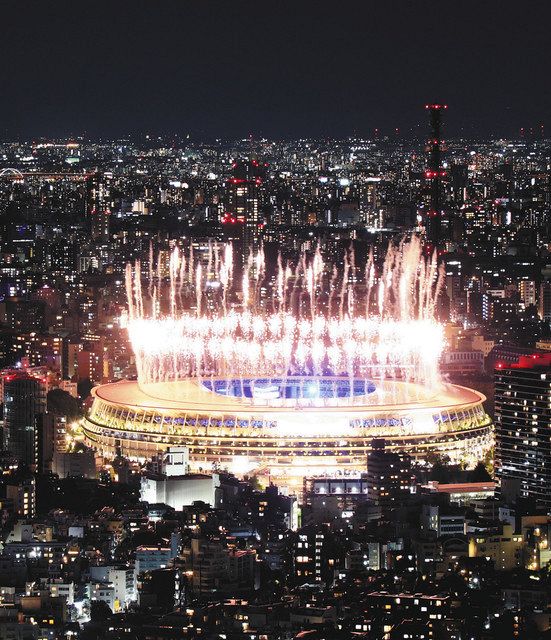 東京五輪の閉会式で国立競技場から打ち上げられた花火。大会が終わったからこそ、できることがある＝２０２１年８月８日、東京都渋谷区の展望施設「渋谷スカイ」から