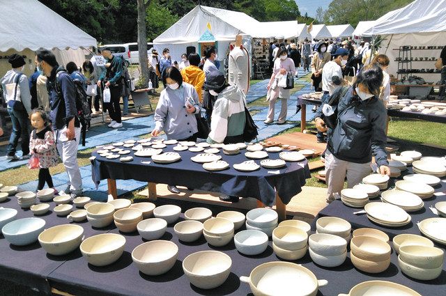 個性あふれる作品を目当てに陶芸ファンたちが集まった陶炎祭＝笠間市で