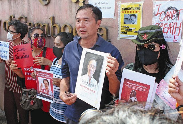 タイ・バンコクのカンボジア大使館前で6月8日、ワンチャラームさんの救出を訴える民主活動家の仲間ら