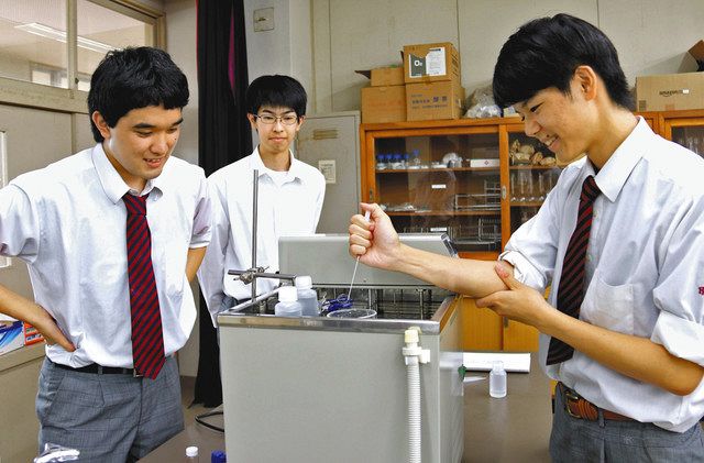 自然科学部門で総文祭に臨む（左から）大橋拓海さん、菊池聖騎さん、小野倖輝さん＝日立市の日立北高で 