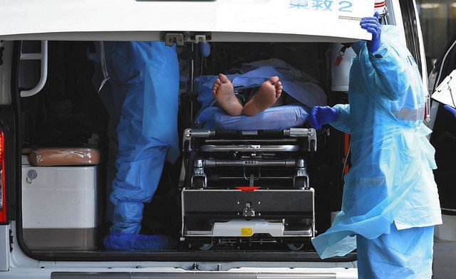 ＩＣＵへの転院のため救急車で搬送されるコロナ患者