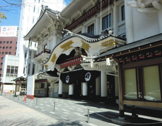 コロナ禍で舞台が休演。人通りがなく、ひっそりとした歌舞伎座＝４月１０日、東京・銀座で
