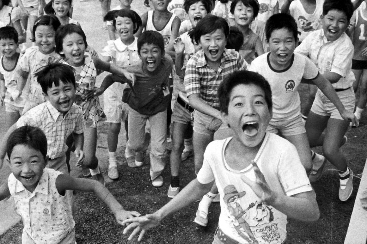 子どもの笑顔はいつの時代も宝物 戦後はチャンバラに夢中、通信