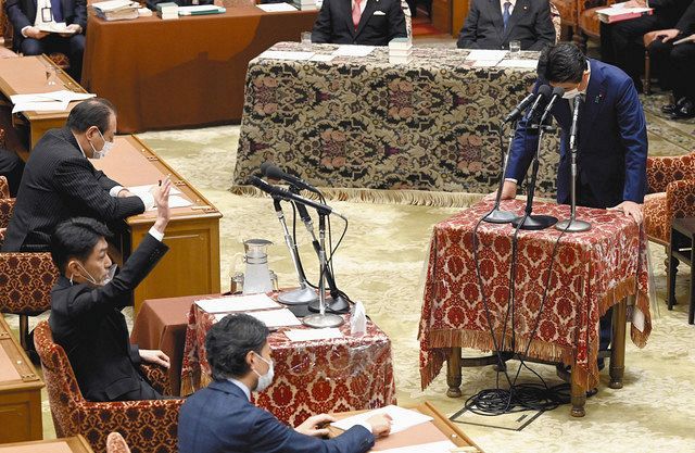 立憲民主党の黒岩宇洋衆院議員（左）の質問に対して頭を下げる安倍前首相 

