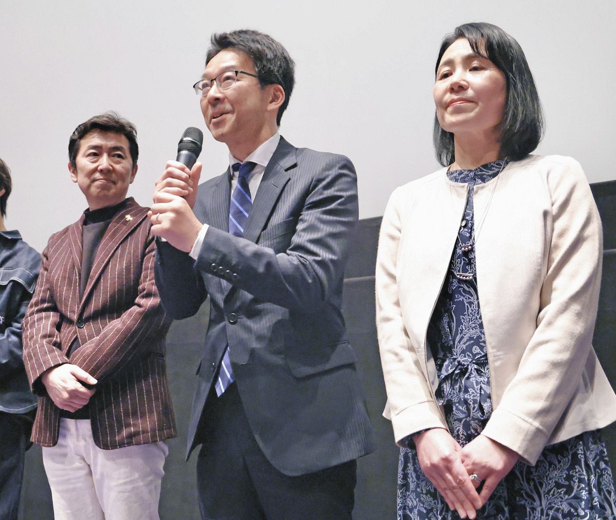 あいさつする坂野春香さんの父・貴宏さん（中）と母・和歌子さん。左は映画に友情出演した笠井信輔さん＝20日、東京都板橋区のイオンシネマ板橋で
