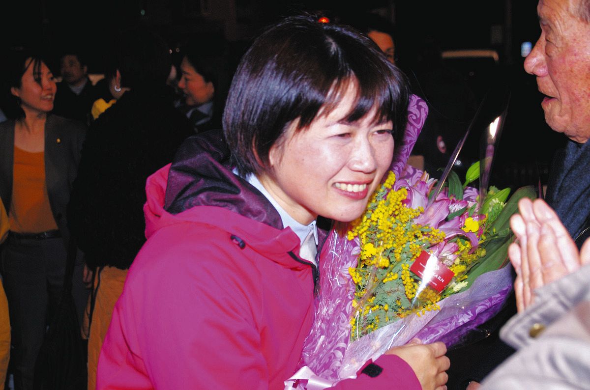 当選を決め、支援者から祝福を受ける小川晶さん＝2月4日、前橋市の選挙事務所で