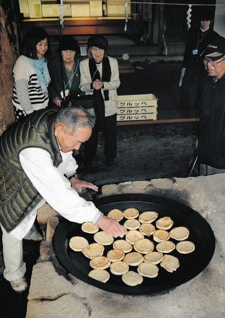 江川邸の石窯を使って再現された「パン祖のパン」＝伊豆の国市で（２０１５年撮影）
