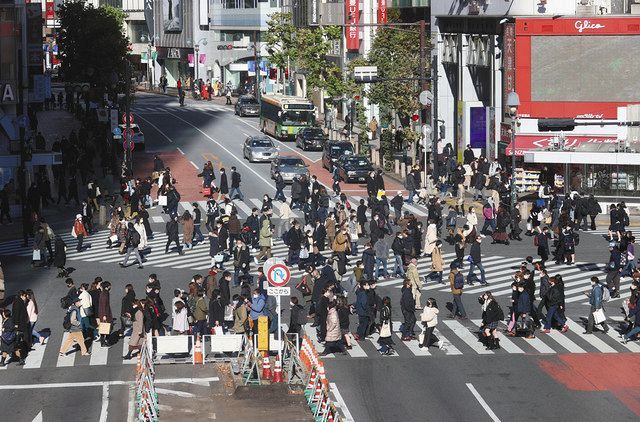 １都３県の緊急事態宣言から初の週末を迎えた9日昼、東京・渋谷のスクランブル交差点を行き交う人たち 