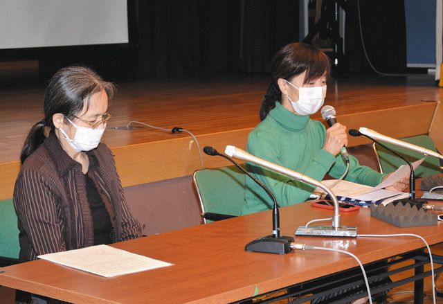 声明文を発表する「外環被害住民連絡会・調布」の共同代表河村晴子さん（右）ら＝１６日、東京都調布市で