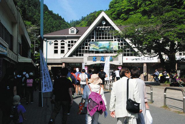 Around the cable car platform at the foot of Mt. Takao in Hachioji City, Tokyo, which is crowded with tourists