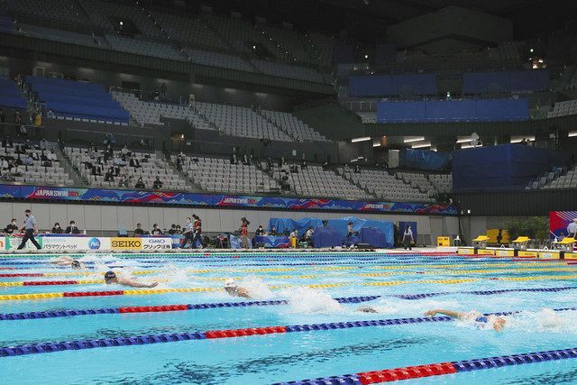 無観客で開催された競泳の日本選手権。スタンドに座るのは大会関係者だけだった＝４月８日、東京都江東区の東京アクアティクスセンターで