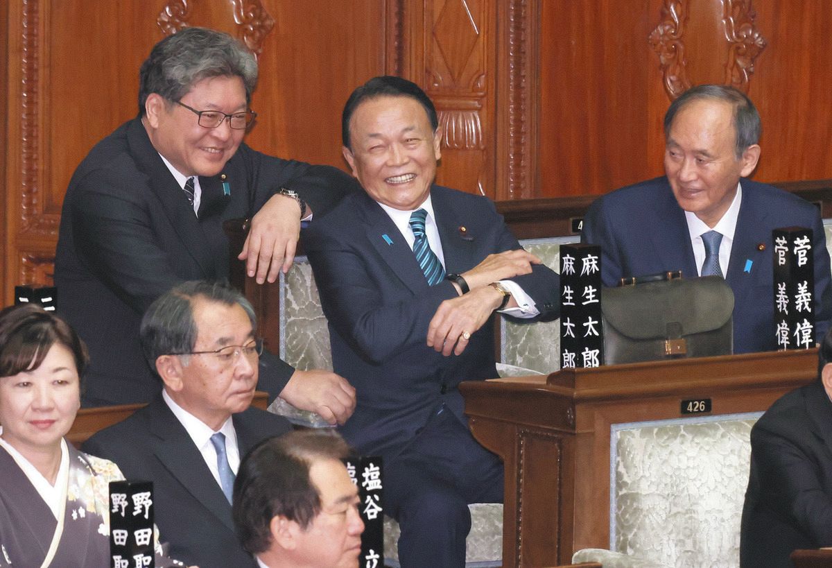衆院本会議に臨む（後列左から）自民党の萩生田光一前政調会長、麻生太郎副総裁、菅義偉前首相ら