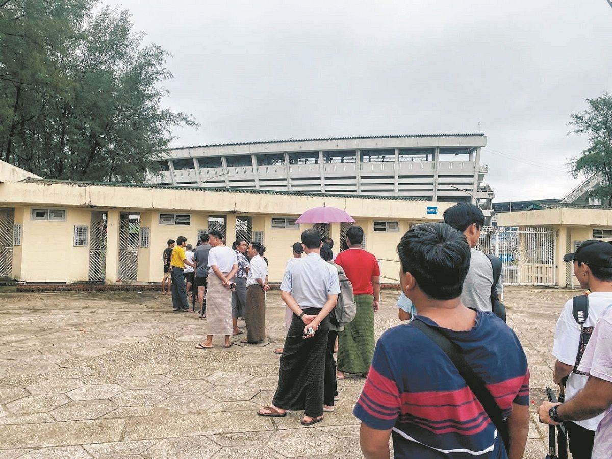ミャンマー・ヤンゴンにあるトゥウンナ・スタジアムで6日、日本戦の開始前に並ぶ人たち＝現地住民提供