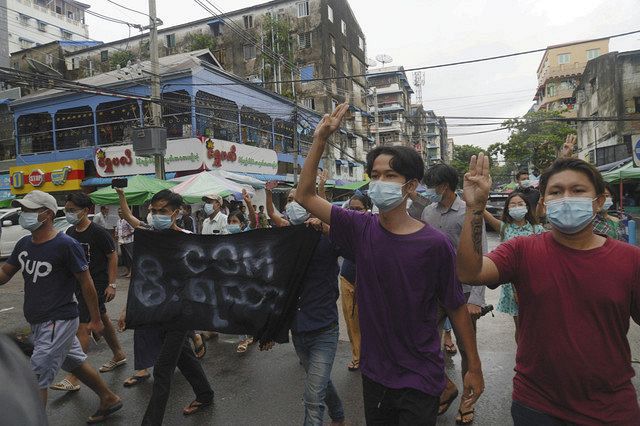 ミャンマーの最大都市ヤンゴンで５月24日、国軍に抗議するデモの参加者たち＝ＡＰ