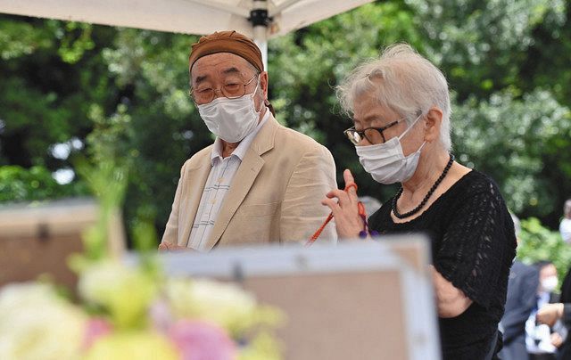 献花台で手を合わせる、事件で重傷を負った尾野一矢さんの父・剛志さん（左）と母・チキ子さん＝相模原市緑区で
