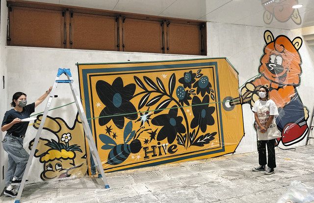 壁画を制作するアーティスト＝いずれも中原区で