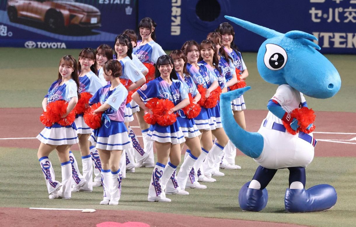 中日ファン衝撃 ドアラがセーラー服姿で登場！：東京新聞デジタル