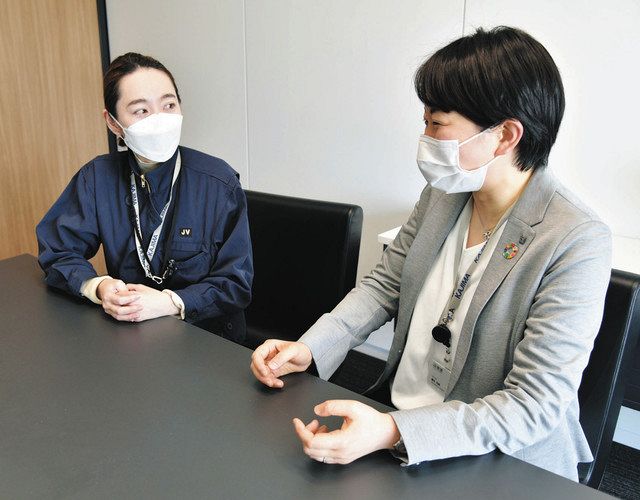 女性が建設業界で働くことについて話す岩田道子さん（左）と川田知美さん＝名古屋市で