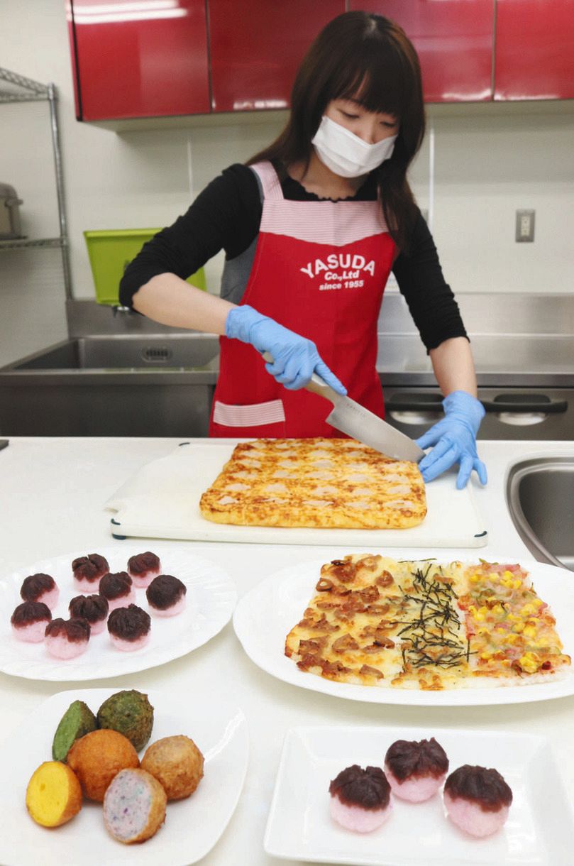 酒米を使ったライスピザなどを試作する安田物産の従業員＝神奈川県大和市で